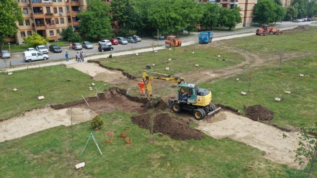 U toku izgradnja trotoara u novom parku na Selenči