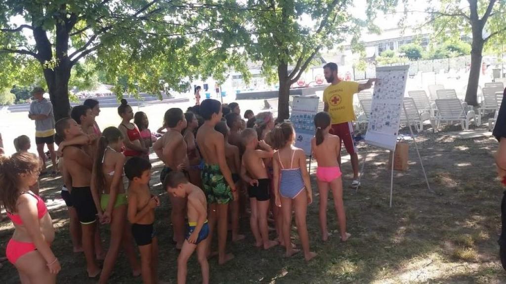 Crveni krst Apatin održao predavanje o bezbednosti na vodi