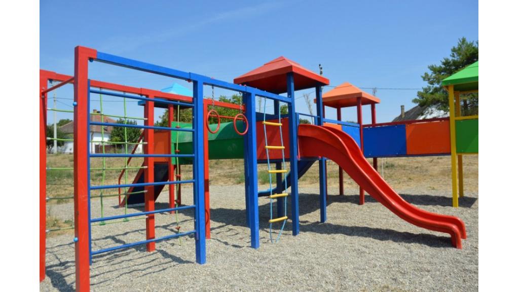 U Kolutu postavljene nove sprave na dečijem igralištu