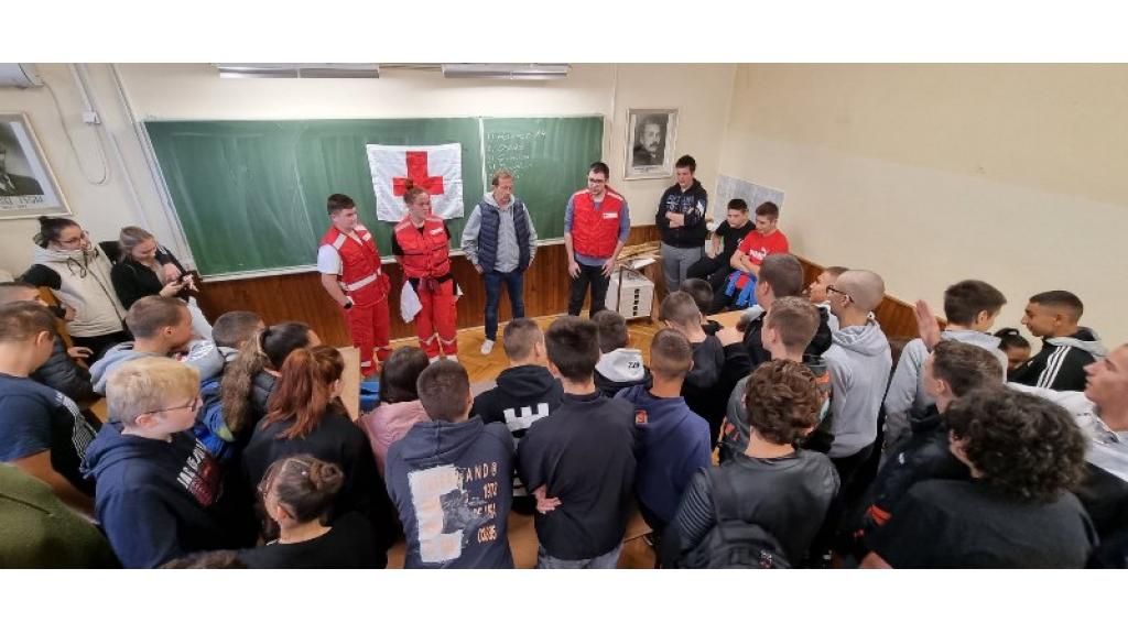 Crveni krst Apatin u srednjim školama održao predavanje na temu “Prva pomoć”