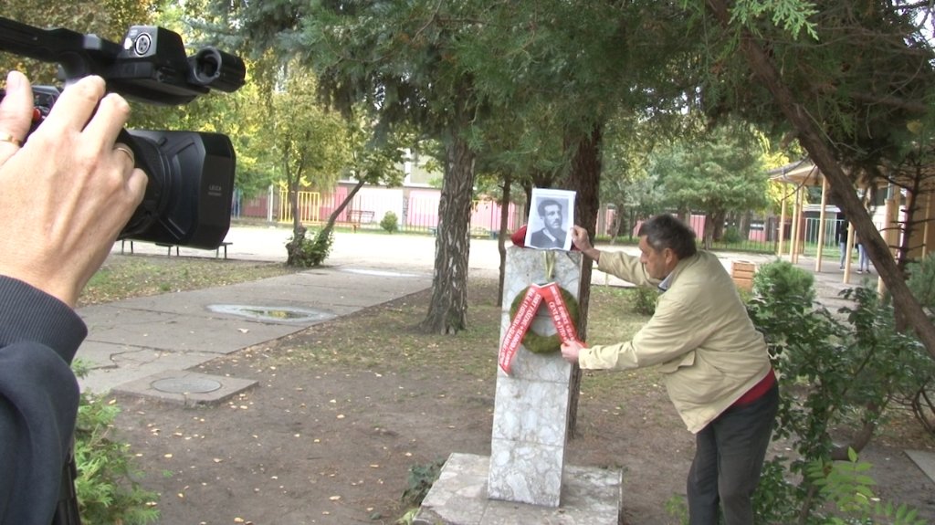 Postolje spomenika Jovanu Mikiću i dalje prazno – aktivisti traže da se bista vrati