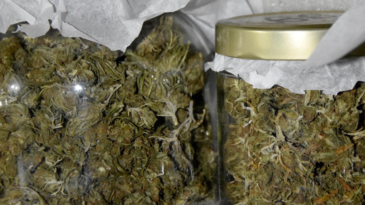U teglama i kutijama krio 3,5 kilograma marihuane