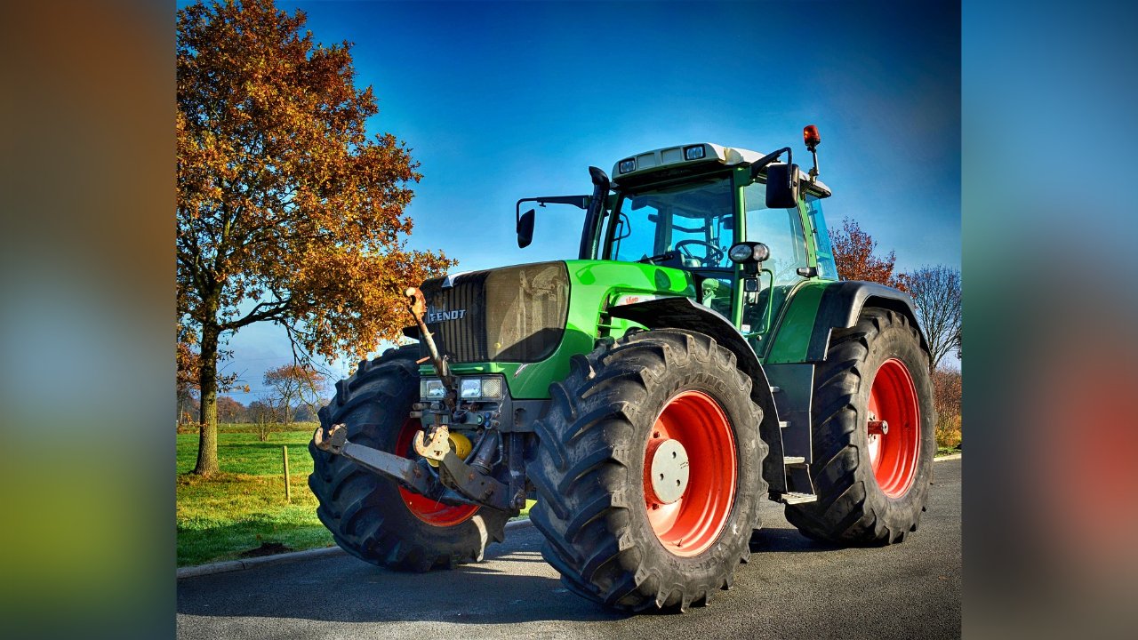 Povećan broj traktora na putevima, oprez u saobraćaju