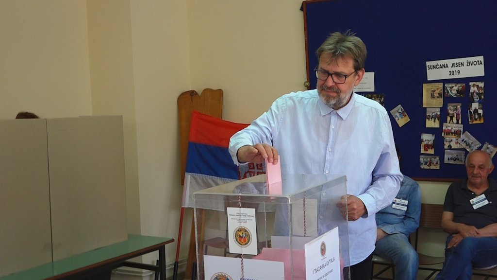 Tomislav Žigmanov obavio građansku dužnost na biračkom mestu br. 40
