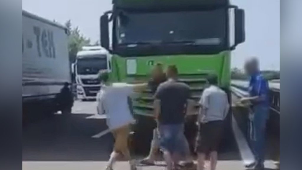 Drama na Horgošu: Vozač teretnjaka nasrnuo nožem na kolege
