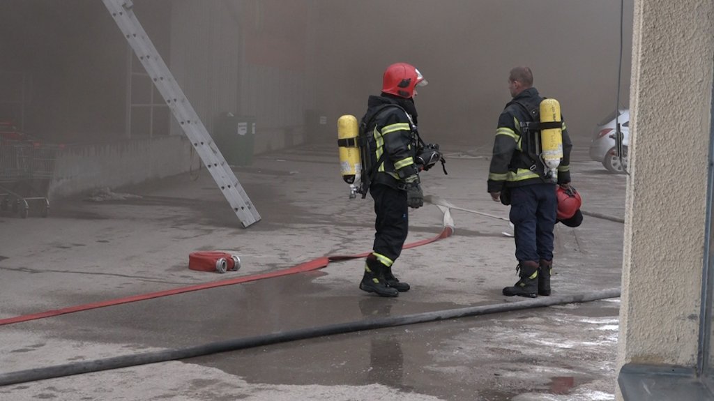 Požar u „Svetoforu” lokalizovan, vatrogasci će dežurati tokom noći