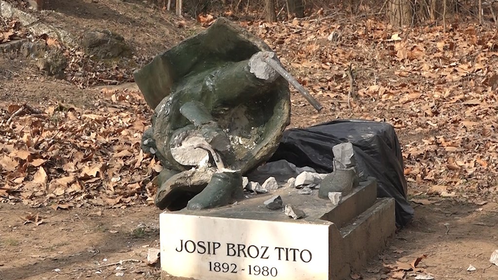 Srušen spomenik Josipu Brozu – kome smeta Tito?