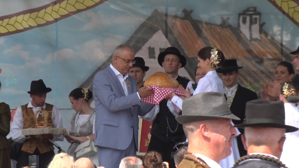 Kroz Suboticu: Završena proslava 112. Dužijance – hleb svečano uručen gradonačelniku
