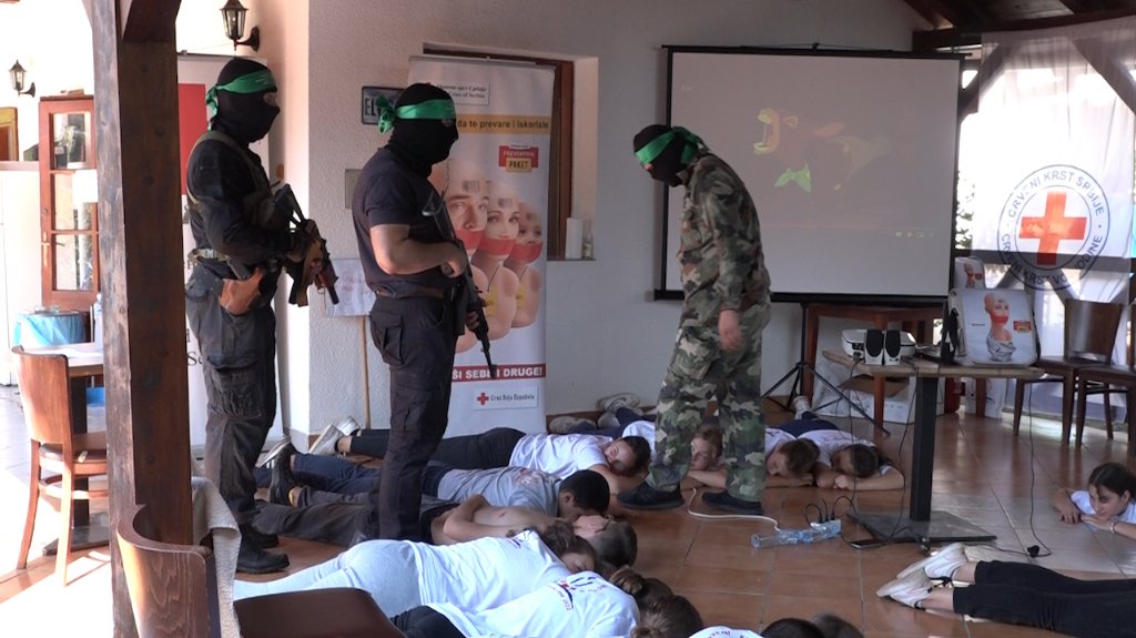 Volonteri na kampu Crvenog krsta uče kako da se ponašaju u ratnim oružanim sukobima