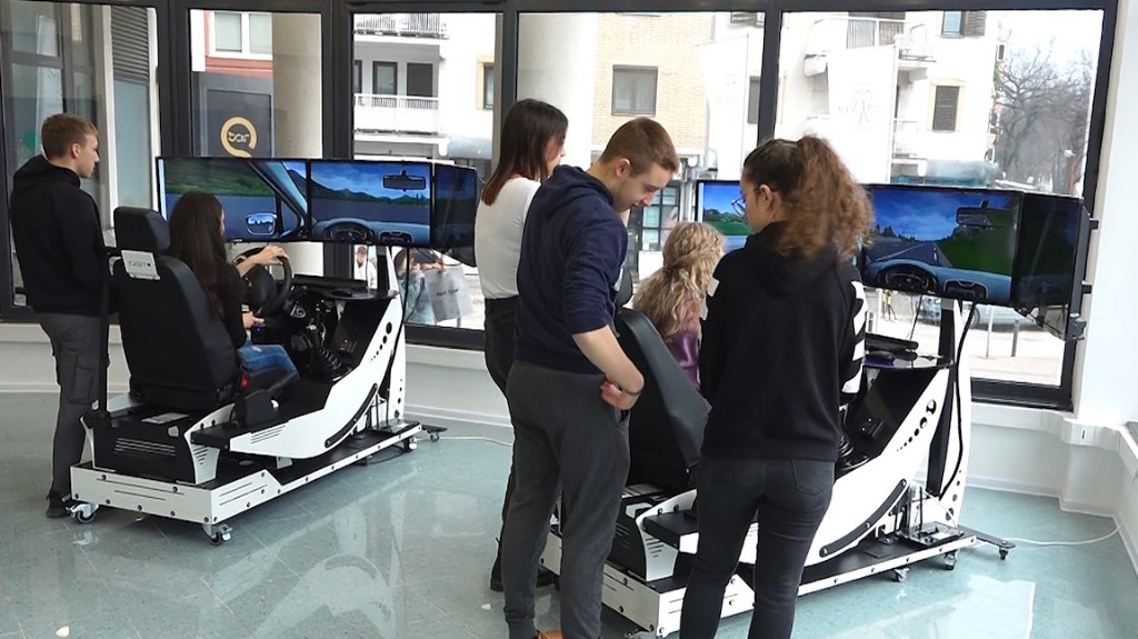 Obuka đaka na auto-simulatorima u kompaniji „Reginet“