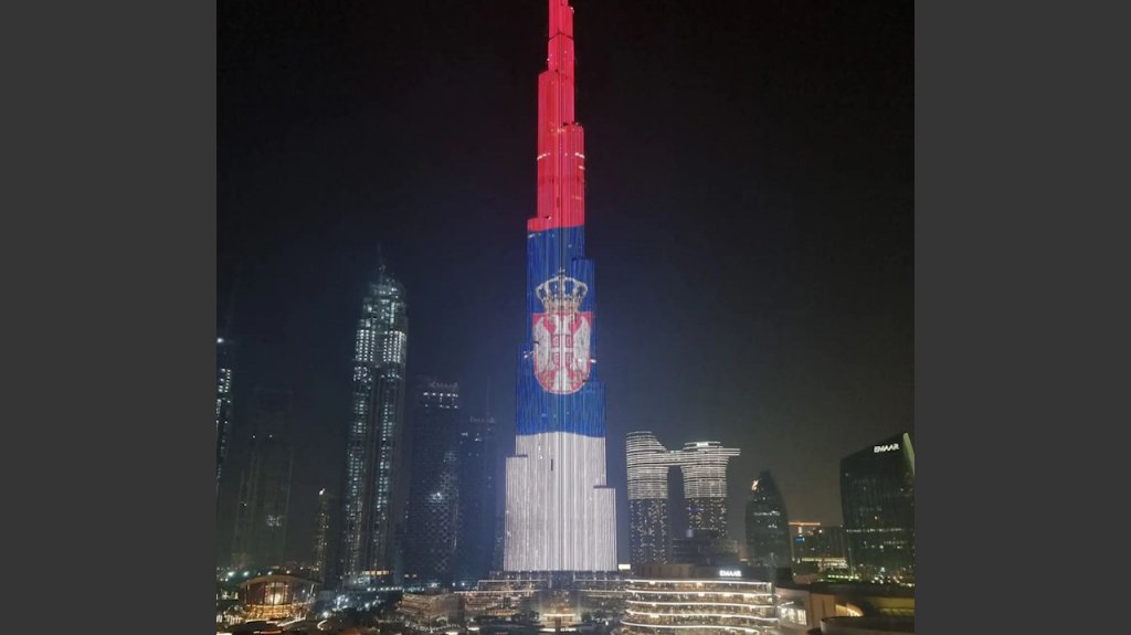 Srpska zastava ponosno na najvišoj zgradi na svetu