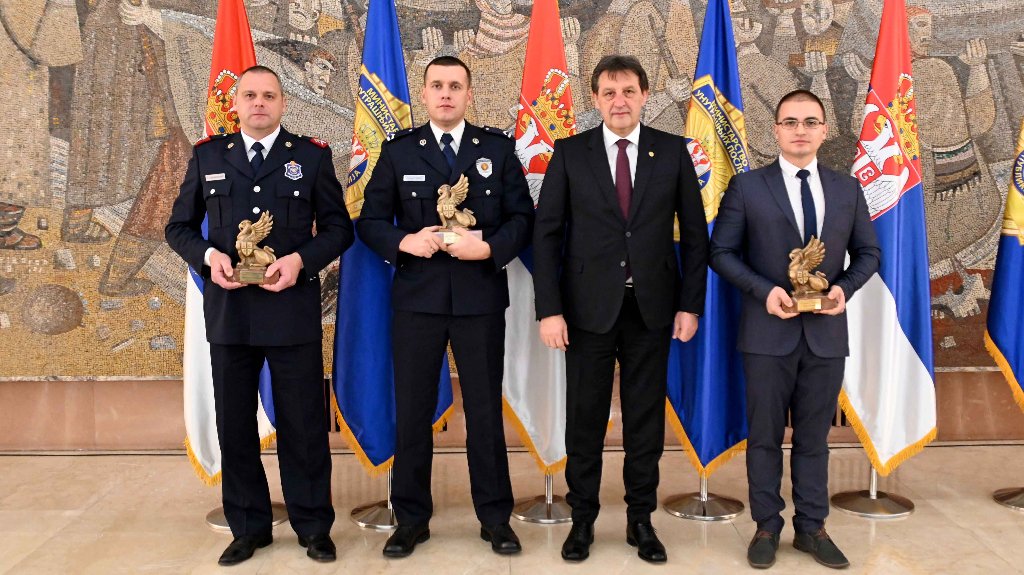 Gašić uručio nagrade najhrabrijem i najposvećenijem policijskom službeniku