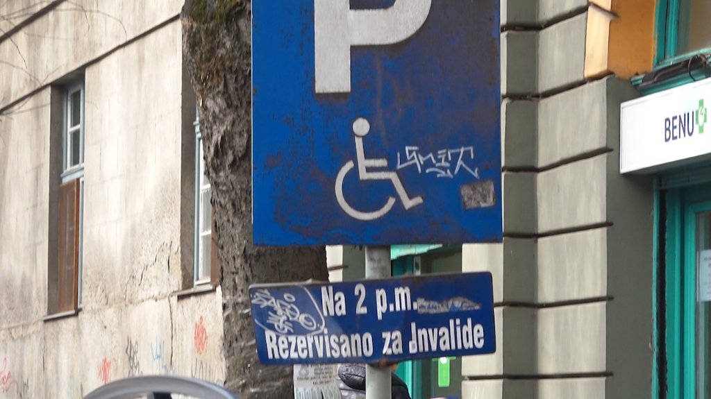 Ima li dovoljno invalidskih parking-mesta?